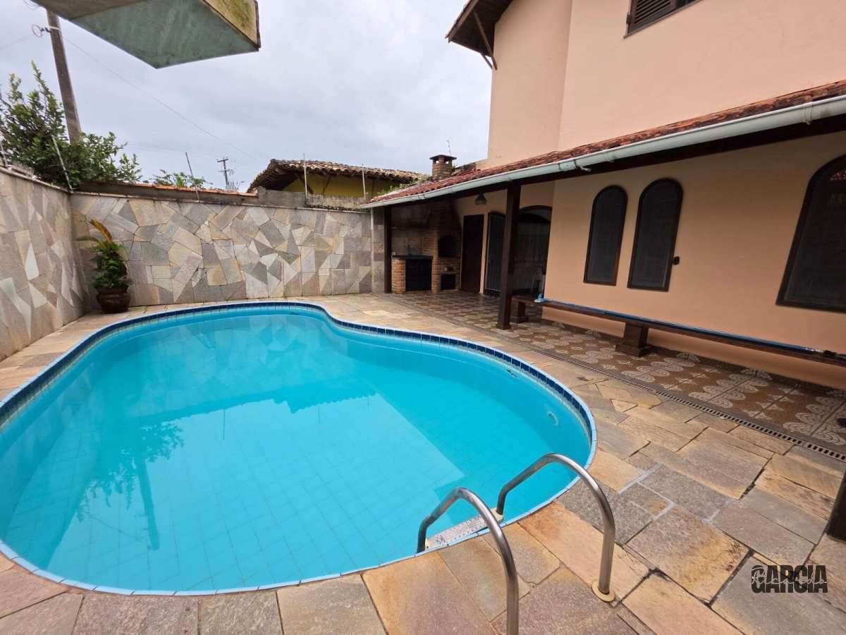 Casa à venda em Bertioga, a 50 metros da praia.